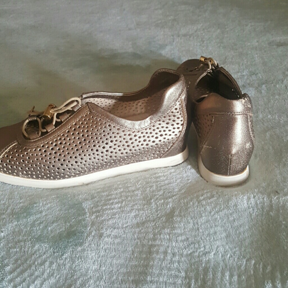 Shoes - Picture 2 of 4